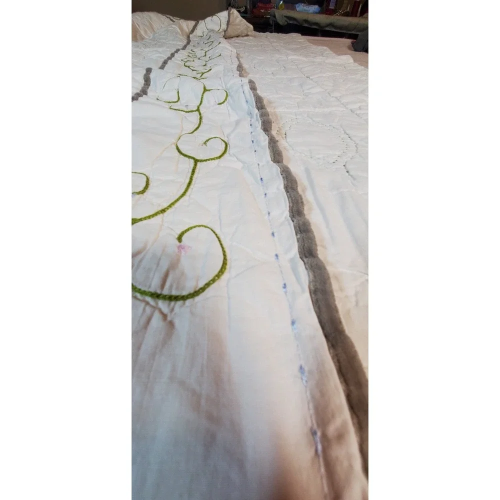 Vtg Handsewn Embroided Lap Quilt '70 Leaf‎ Motif - Need Minor Repair- 55x44